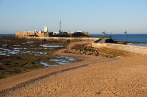 Castillo de San Sebastián de Cádiz, en la playa de La Caleta