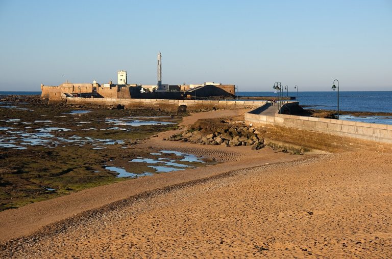 Castillo de San Sebastián de Cádiz, en la playa de La Caleta